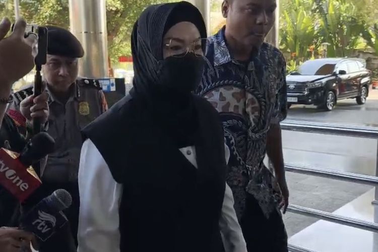 Terjaring OTT, Bupati Sukoharjo Etik Suryani Tiba di Gedung KPK
