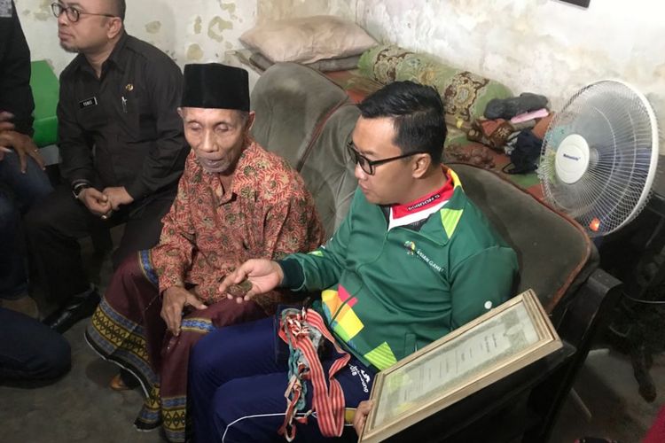 Menpora Imam Nahrawi mengunjungi Soeharto, mantan atlet disabilitas.
