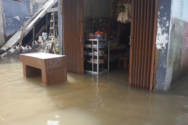 Sejumlah warga di Kampung Bojong Asih, Desa Dayeuhkolot, Kabupaten Bandung, Jawa Barat terpaksa menggunakan pershu untuk beraktivitas, lantaran wilayah tersebut direndam banjir luapan sungai Citarum, pada Jumat (29/11/2024)