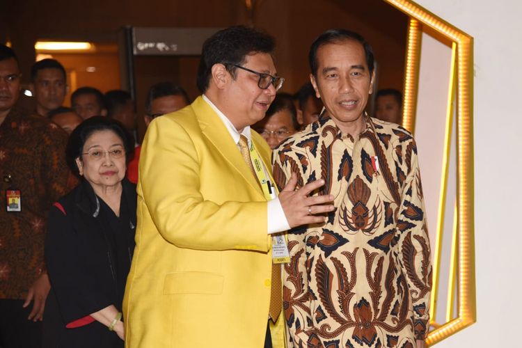 Ketua Umum Partai Golkar Airlangga Hartarto bersama Presiden Joko Widodo dan Ketua Umum PDi Perjuangan Megawati Soekarnoputri saat pembukaan Munas Partai Golkar yang digelar di Hotel Ritz Carlton, Selasa (3/12/2019).