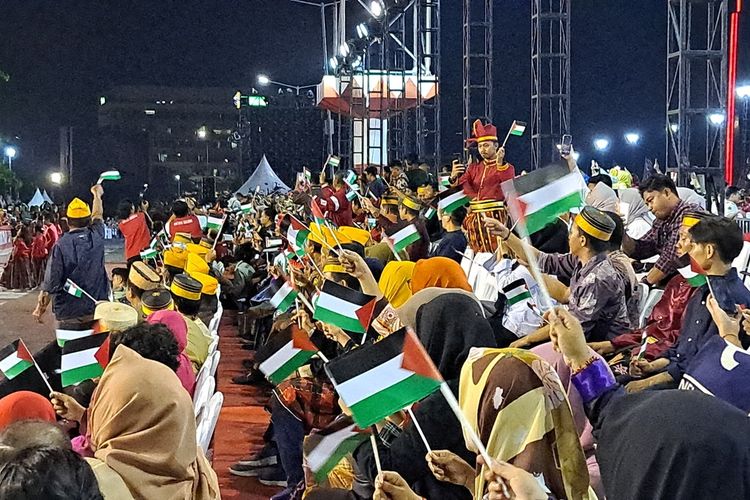 Tamu undangan kibarkan ribuan miniatur bendera Palestina diperayaan HUT ke-416 Kota Makassar di Kawasan Center Point of Indonesia (CPI) Kamis (2/11/2023) malam.
