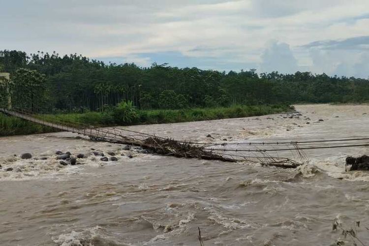Satu jembatan gantung yang menghubungkan Desa Riseh Teugeuh dengan Desa Gunci, Kecamatan Sawang, Kabupaten Aceh Utara, Provinsi Aceh, dilaporkan putus diterjang banjir, Minggu (21/4/2024)