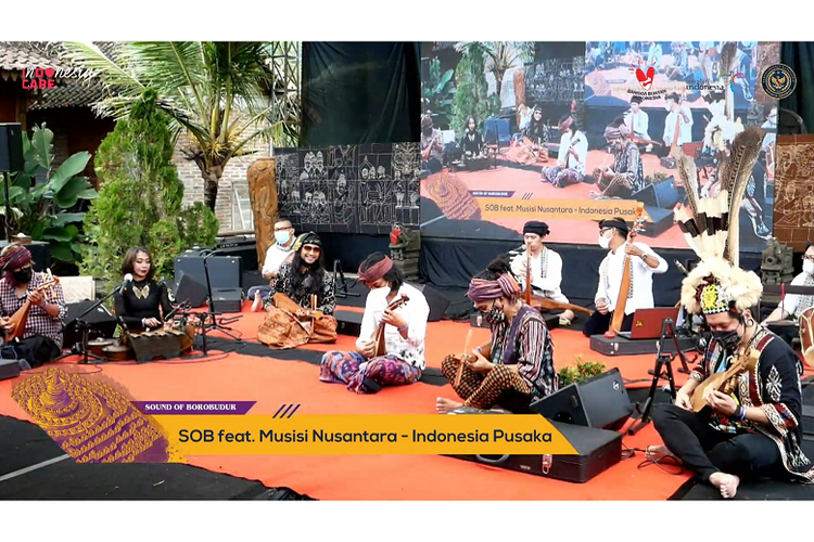 Kelompok musik Sound of Borobudur bersama sejumlah musisi Tanah Air berkolaborasi memainkan alat musik yang terdapat pada relief Candi Borobudur. 