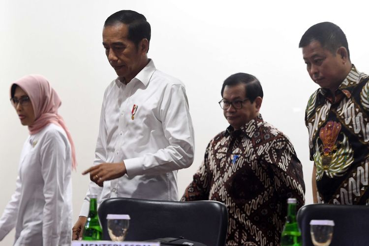 Presiden Joko Widodo (kedua kiri) didampingi Plt Dirut PLN Sripeni Inten (kiri), Seskab Pramono Anung (kedua kanan) dan Menteri ESDM Ignasius Jonan (kanan) berjalan masuk ruang pertemuan saat mendatangi Kantor Pusat PLN, Jakarta, Senin (5/8/2019). Kedatangan Presiden ke PLN untuk meminta penjelasan atas matinya listrik secara massal di sejumlah wilayah.