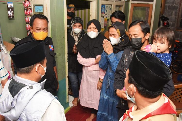Wakil Gubernur Jawa Barat Uu Ruzhanul Ulum saat bertemu orangtua RM, siswa SMAN 7 Kota Bogor yang tewas akibat dianiaya, Kamis (14/10/2021).