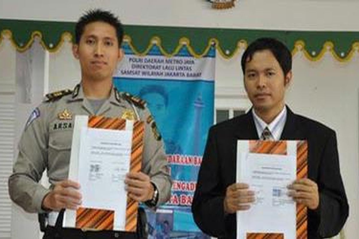 Kasubsi Samsat Jakarta Barat, AKP Arsal Sahban usai penandatanganan kerja sama dengan menggandeng konsultan dari Scientific Indonesia dalam rangka proses pembenahan Samsat Jakarta Barat menuju standardisasi dunia, Jumat (2/4/2010).