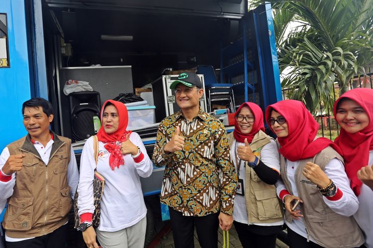 Menteri Sosial Juliari P. Batubara, saat berada di depan Mobil Antigalau, pada Posko Induk Penanggulangan Bencana Kemensos.