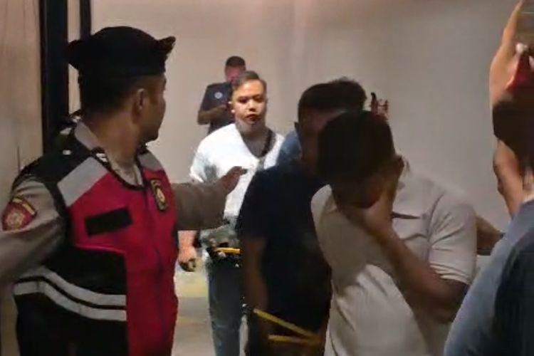 Petugas saat tangkap pelaku pesta seks sejenis di hotel Surabaya, Minggu (19/10/2025).