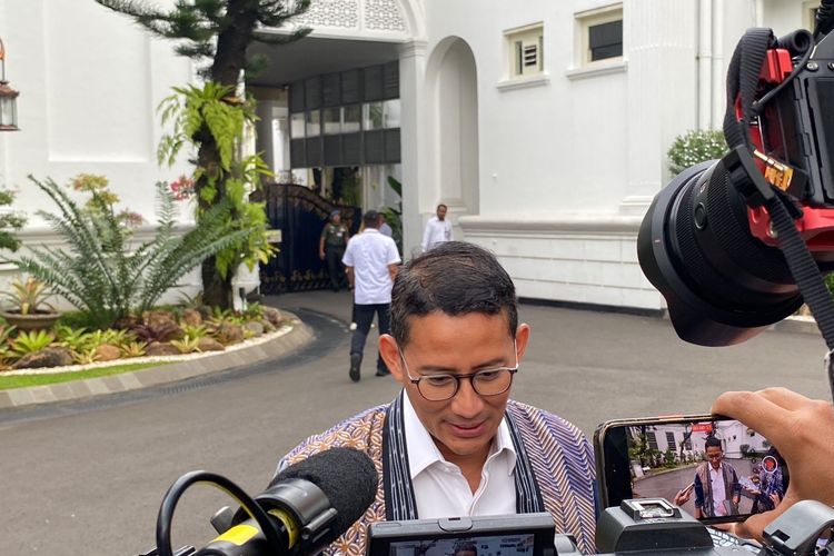 Menteri Pariwisata dan Ekonomi Kreatif Sandiaga Uno usai rapat bersama Presiden Joko Widodo dan sejumlah menteri terkait membahas family office di Kompleks Istana Kepresidenan Jakarta, Senin (1/7/2024).