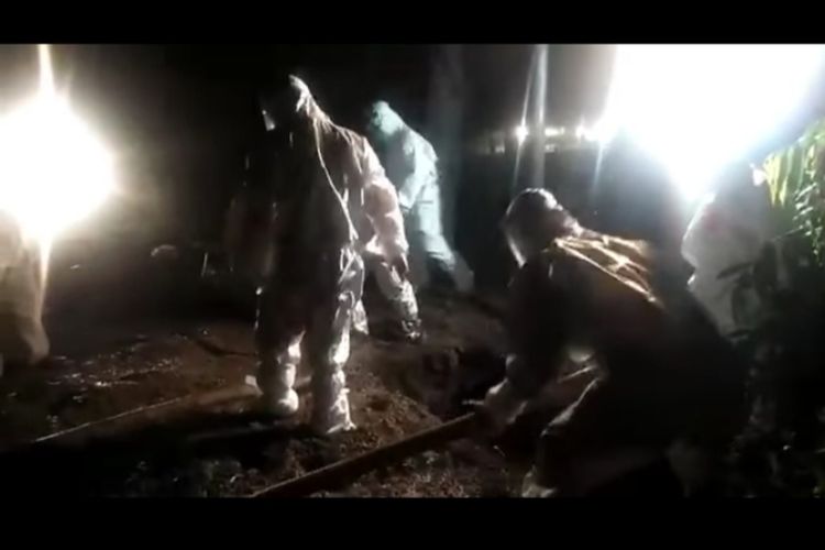 Potongan video Bupati Sidoarjo ikut makamkam korban Covid-19 Kamis (26/3/2020) pagi.