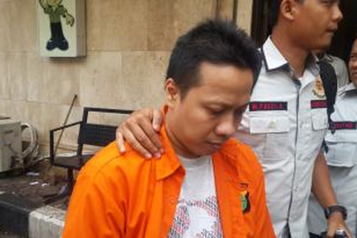 AK alias AW (38) pembunuh Asisten Presiden Direktur XL, Hayriantira (37) saat digelandang aparat Jatanras Polda Metro Jaya.