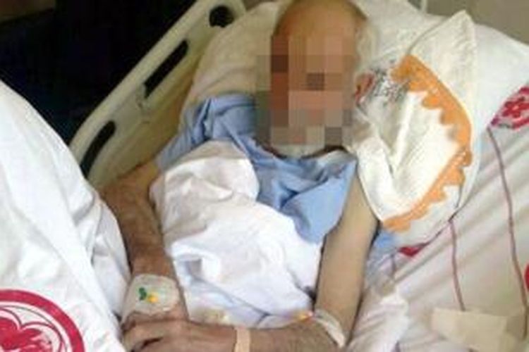 Turgut Oymen (73) harus dirawat di rumah sakit setelah memotong penisnya setelah ditinggal kabur istrinya yang memilih seorang dokter.