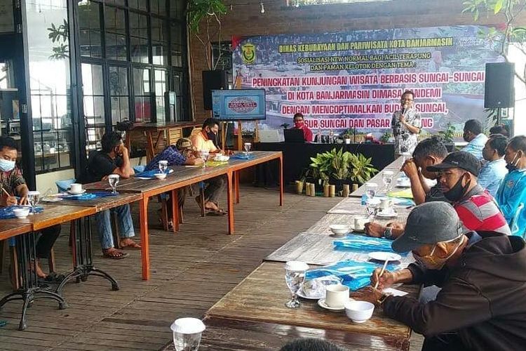 Perwakilan pedagang pasar terapung dan motoris klotok mengikuti osialisasi dan pembekalan pentingnya protokol kesehatan sebelum objek wisata pasar terapung dan susur sungai di Banjarmasin resmi dibuka. 