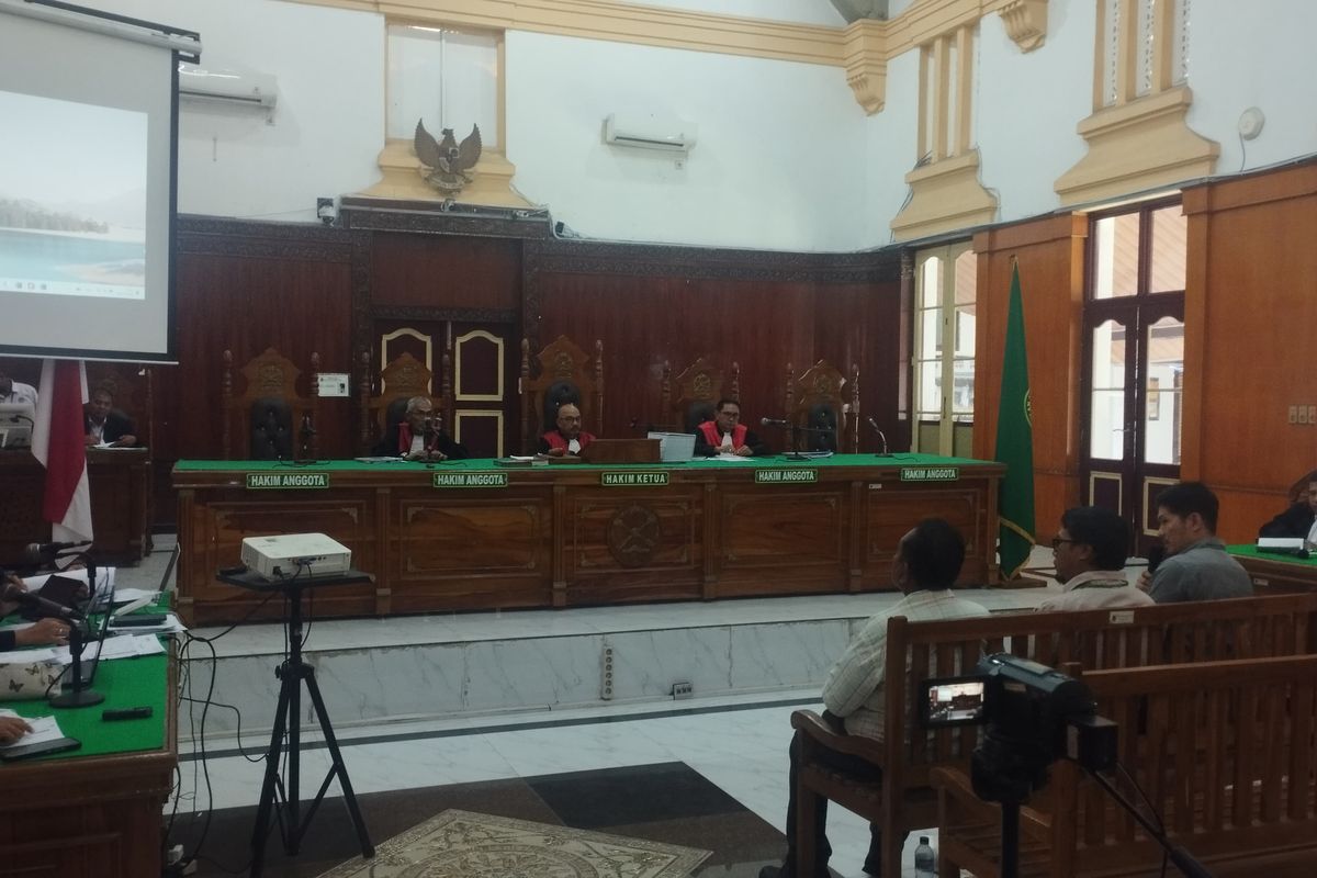 Kosultan perencana CV Balakosa, Alexander Meilala, Outsourching UPTD Gunung Tua, Boby Dwi dan staf pengawas jalan jembatan UPTD Gunung Tua, Rian Muhammad, memberi kesaksian di Pengadilan Negeri Medan, Rabu (8/10/2025).