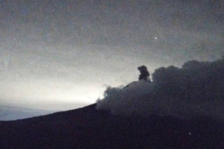 Visual erupsi Gunung Semeru dengan letusan setinggi 800 meter, Minggu (20/4/2025).