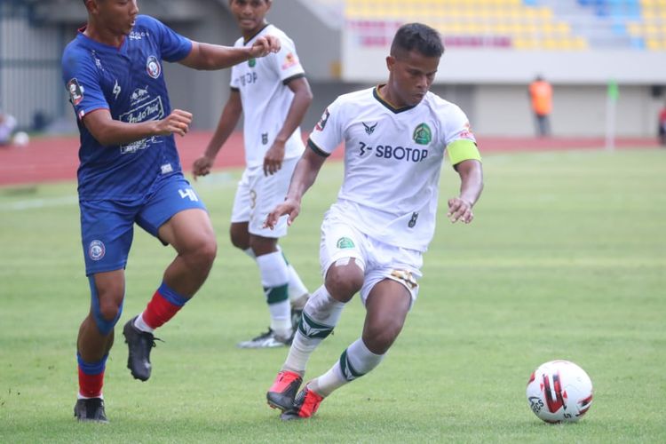 Pemain Arema FC, Dendi Santoso, dan kapten Tira Persikabo, Manahati Lestusen, beraksi pada laga pembuka Piala Menpora 2021 antara Arema FC dan Tira Persikabo di Stadion Manahan, Solo, pada Minggu (21/3/2021).