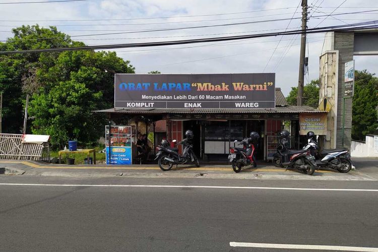 Warung obat lapar Mbak Warni di tepi Jalan Magelang-Yogyakarta, Kecamatan Mertoyudan, Kabupaten Magelang, Jawa Tengah, (22/7/2021)