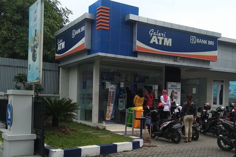 Para nasabah sedang mengantri di Galeri ATM di Kantoe BRI Cabang Bojonegoro, Jawa Timur, Rabu (24/2/2021)