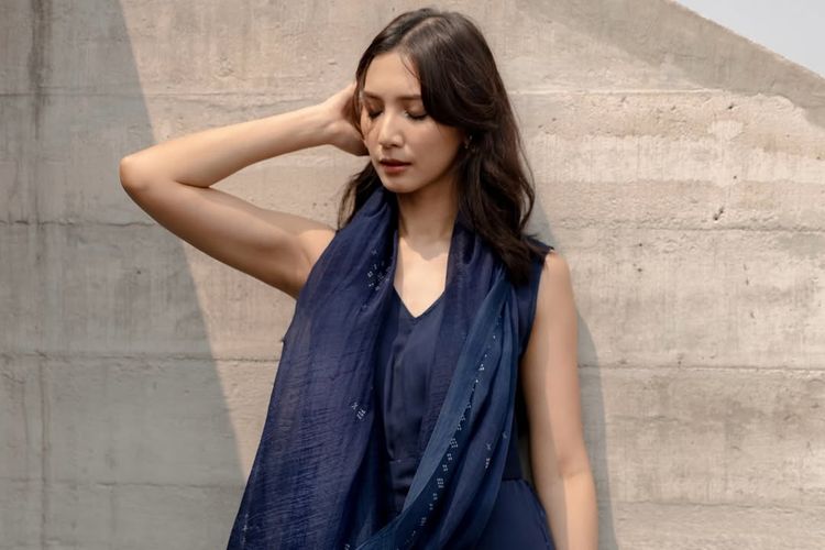 Sheila Dara di film Sore mengenakan dress biru karya brand lokal SukkhaCitta. Simak kisah di baliknya dan harganya yang sekitar Rp 3,9 jutaan.