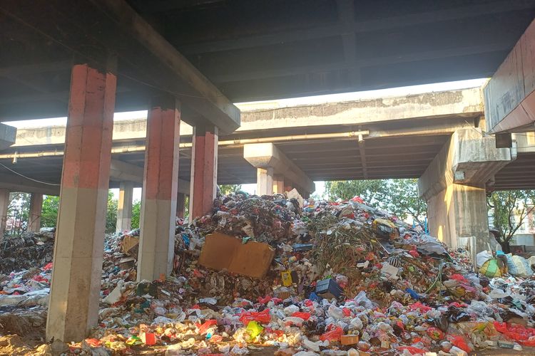 Sampah di Kolong Tol Tanjung Priok Kembali Menggunung, Padahal Baru Dibersihkan Sebelum Puasa