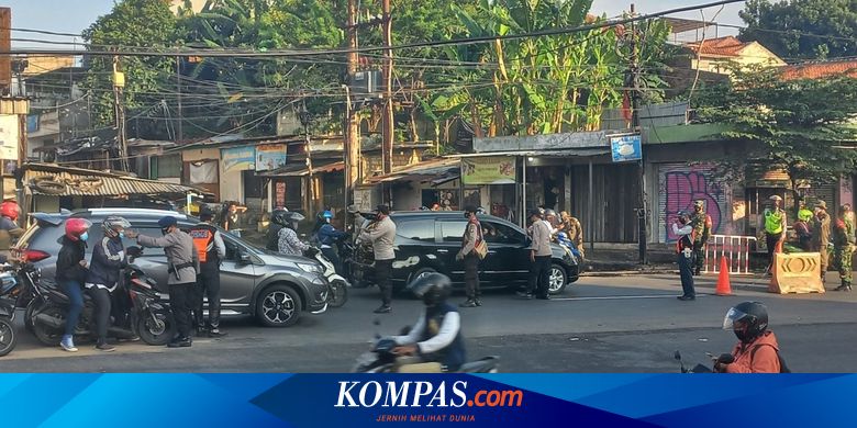 Macet 30 Meter di Pos Penyekatan Mampang, Petugas Beri Kelonggaran Buka Sedikit Barrier - Vimarsana News