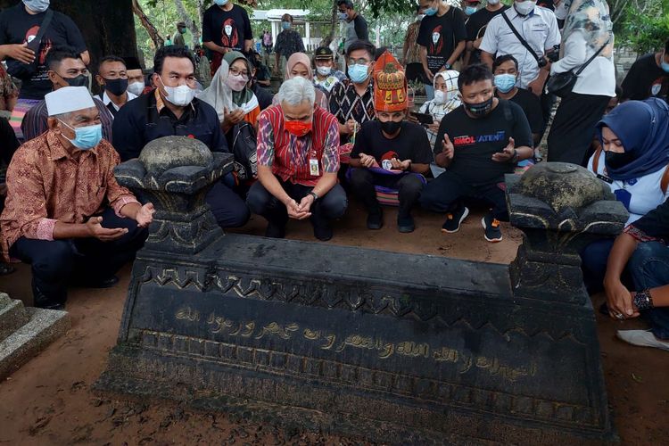 Gubernur Jawa Tengah (Jateng) Ganjar Pranowo saat berziarah ke makam Pocut Meurah Intan bersama sang istri, Siti Atikoh di tempat pemakaman umum (TPU) Desa Tegalsari, Kabupaten Blora, Jateng, Selasa (9/11/2021).
