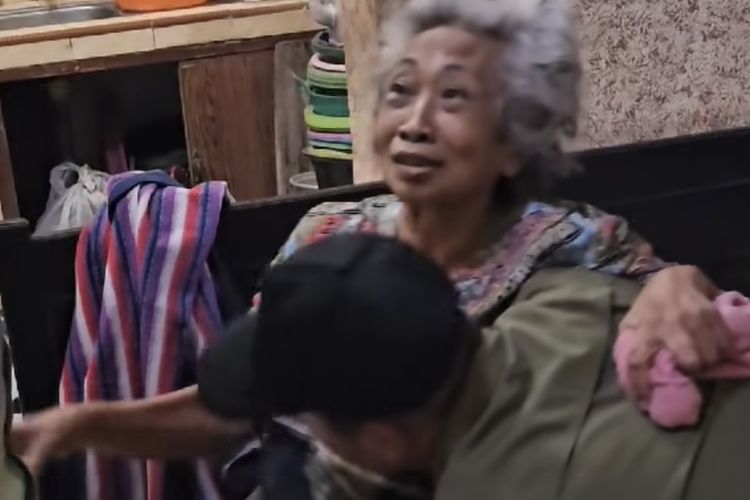 Ketua Yayasan Griya Lansia Khusnul Khotimah, Arief Camra saat menjebut seorang perempuan lansia, Siti Fatimah yang ditelantarkan anaknya.