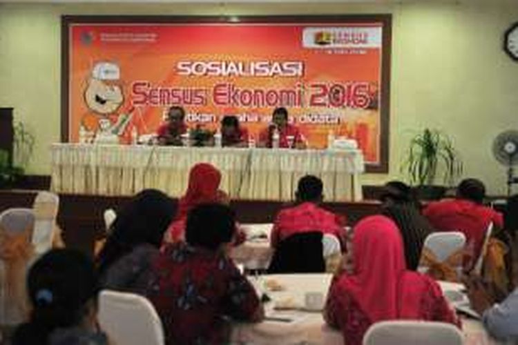 Petugas Sensus Ekonomi saat mendatangi responden di PT Golden Flower, Ungaran, Kabupaten Semarang, Selasa (3/5/2016) siang.