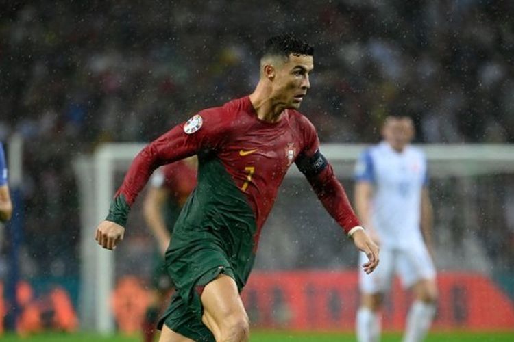 Penyerang sekaligus kapten timnas Portugal, Cristiano Ronaldo (kanan), menggiring bola dalam laga Kualifikasi Euro 2024 melawan Slovakia di Stadion Dragao, Porto, pada Jumat (13/10/2023).