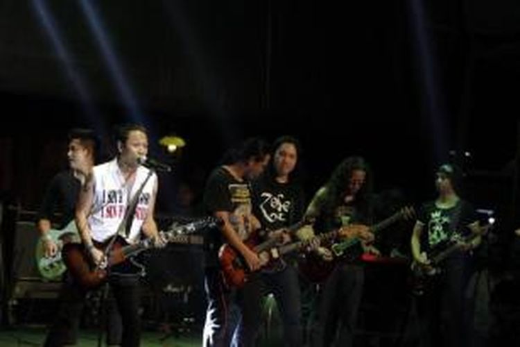 Buluk Superglad (kiri) serta gitaris lainnya tampil dalam konser penggalangan dana 'Dari Gitaris untuk Indonesia' di Bentara Budaya Jakarta, 12 Februari 2014. Konser yang menampilkan 47 orang gitaris Tanah Air ini mampu menghimpun dana amal sebesar Rp 1,7 miliar.