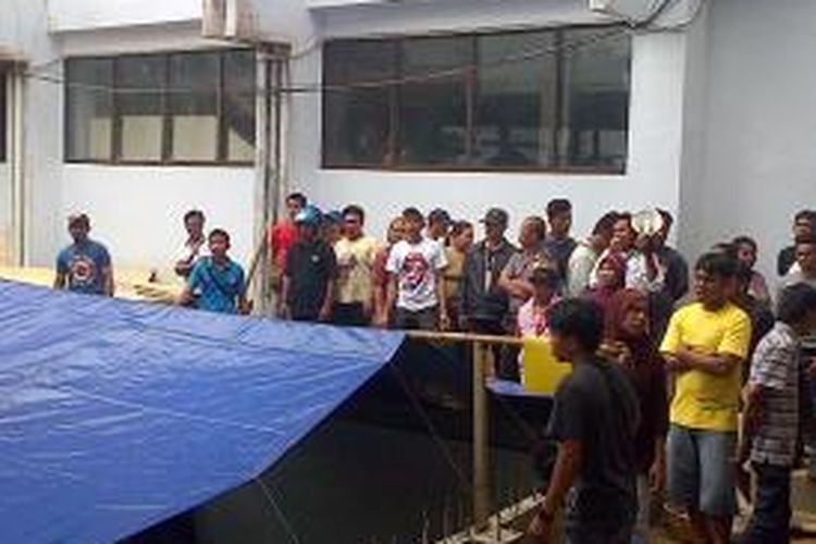 Sekitar 100 orang pedagang berupaya mengejar pengelola pasar Mandonga yang kedapatan keluar dari kantor Walikota, aksi itu dilakukan setelah para pedagang berunjukrasa mendesak Pemkot Kendari untuk mengambilalih pengelolaan pasar.Karena para pedagang terbebani dengan sewa lods dan retribusi.