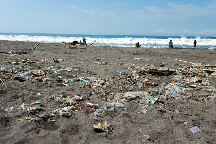 Sampah plastik, bambu, kayu dan lainnya mengotori pantai di Kabupaten Kulon Progo, Daerah Istimewa Yogyakarta. Sampah mengurangi estetika kawasan wisata Pantai Kulon Progo.
