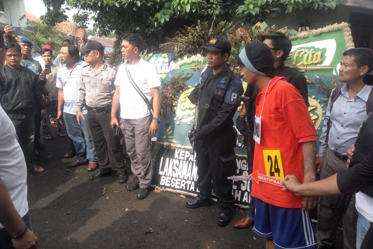 Adegan rekonstruksi kasus pembunuhan pensiunan TNI Angkatan Laut, Hunaedi (83) di kawasan Pondok Labuh, Jakarta Selatan, Jumat (20/4/2018).