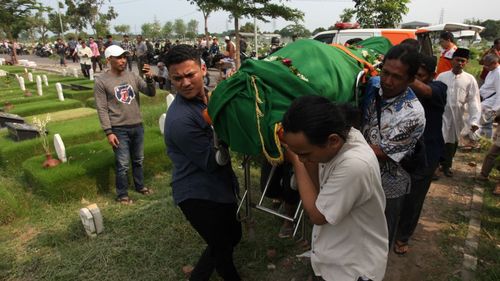 Gugurnya Puluhan Petugas Pemilu, Kerja Berat Para Pejuang Demokrasi 