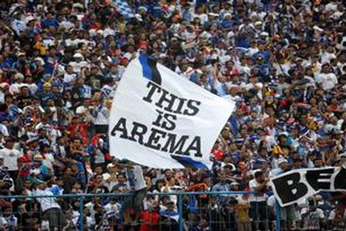 Ribuan Aremania mendukung tim kebanggaannya, Arema Indonesia, dalam sebuah pertandingan Indonesia Super League (ISL) di Stadion Kanjuruhan, Kabupaten Malang, Jawa Timur. Arema kini dalam krisis keuangan.