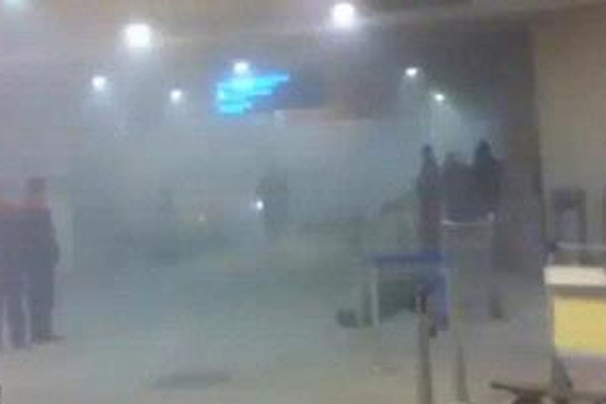 Syok: Petugas keamanan memasuki lokasi ledakan tidak berapa lama setelah berlangsung serangan bom bunuh diri di bandara tersibuk Rusia, Domodedovo, 24 Januari 2011