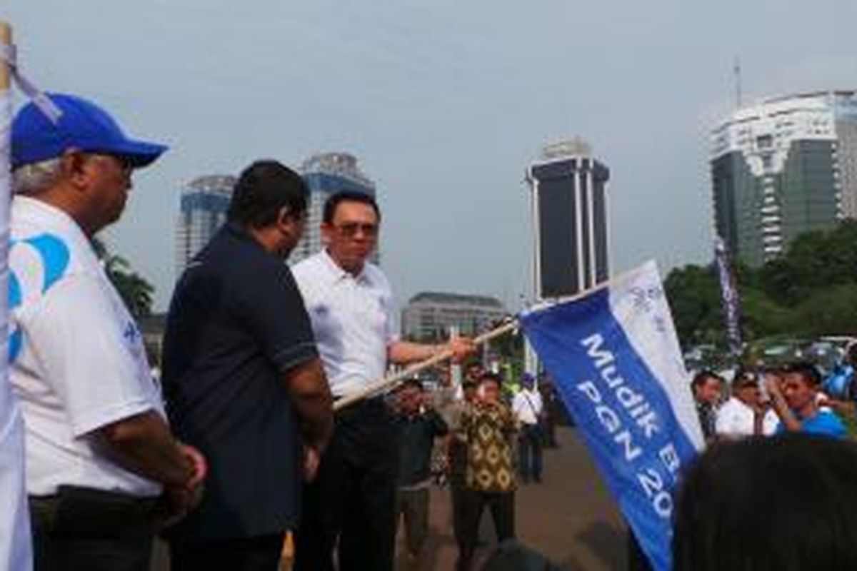 Wakil Gubernur DKI Jakarta Basuki Tjahaja Purnama melepas mudik bareng PGN, di Silang Barat Monas, Jakarta, Jumat (25/7/2014).