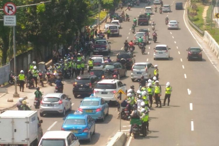 Polisi melakukan penindakan terhadap pengendara motor yang masih nekat melintas di JLNT Casablanca, Selasa (25/7/2017).