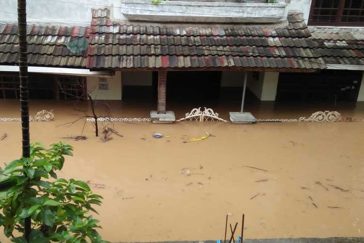 Sejumlah rumah, mobil dan fasilitas umum terendam banjir dan sebagian warga dibantu petugas mengungsi ke posko yang disediakan di sekitar lokasi, Kecamatan Cileungsi, Kabupaten Bogor, Rabu (1/1/2020).