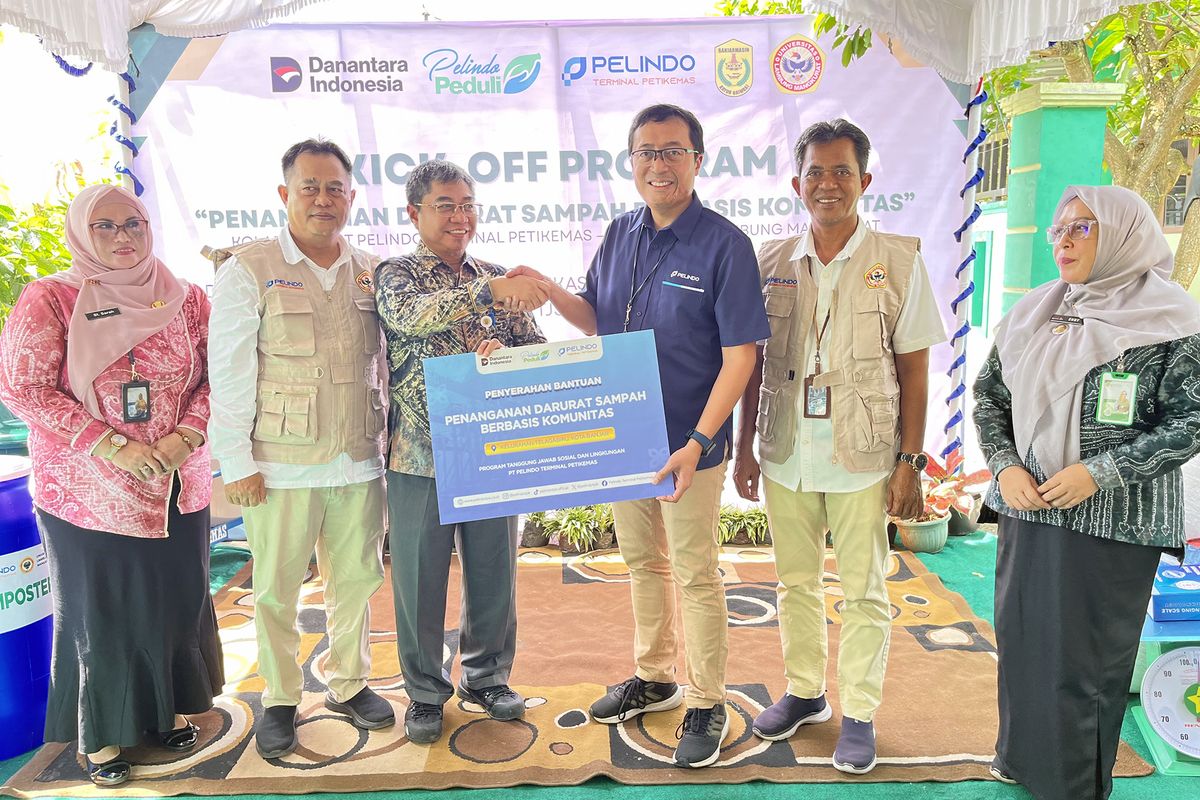 Simbolis penyerahan bantuan penanganan sampah Kepada Kepala Dinas Lingkungan Hidup (DLH) Banjarmasin Alive Yoesfah Love.