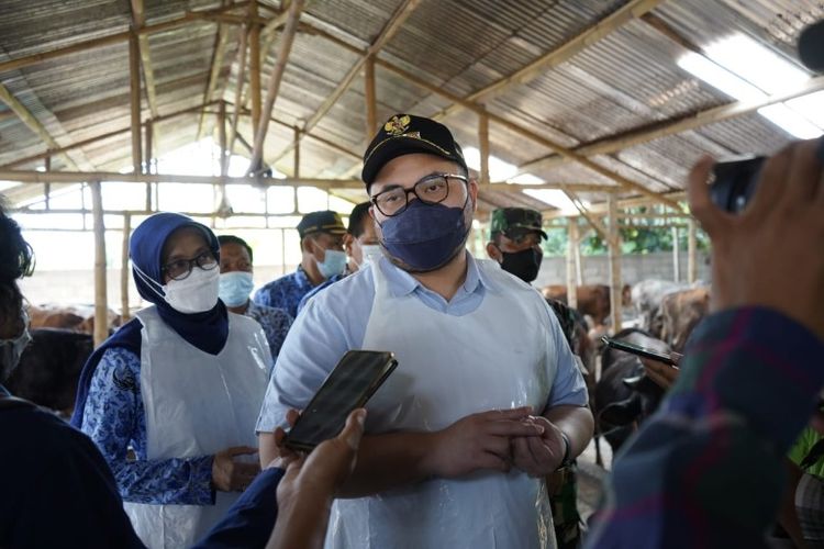 Bupati Kediri Hanindhito Himawan Pramana melakukan pengecekan di kandang ternak program desa korporasi sapi Kelompok Tani (Poktan) Ngadimulyo, Kecamatan Ngadiluwih, Selasa (17/5/2022) 

