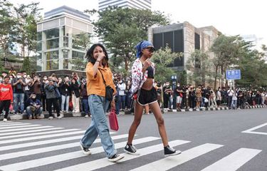 Suasana peragaan busana jalanan di kawasan Dukuh Atas, Jakarta, Rabu (20/7/2022). Fenomena Citayam Fashion Week di kawasan Dukuh Atas mendadak viral karena gaya busana nyentik yang didominasi anak muda dari Depok, Citayam, dan Bojonggede.