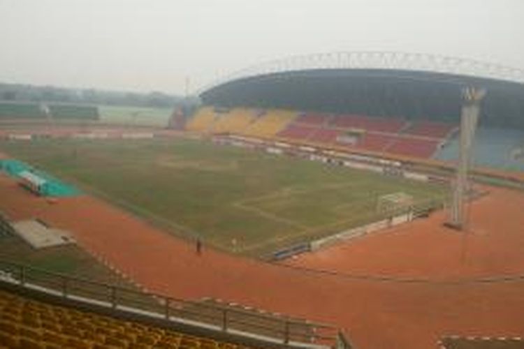 Stadion Jakabaring di Palembang diselimuti asap, Minggu (27/9/2015).