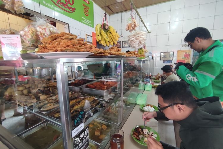 Pelanggan sedang menikmati sajian lauk yang dijual di Warteg Warmo Jalan Timur Raya Nomor 1D, Jakarta Selatan, Selasa (6/9/2022). 