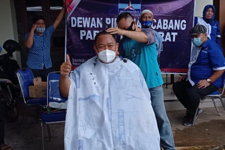 DPC Partai Demokrat Kota Semarang lakukan aksi cukur gundul usai keputusan Kementerian Hukum dan Hak Asasi Manusia  (Kemenkumhan) yang menolak pengesahan kepengurusan versi kongres luar biasa (KLB) di Deli Serdang.