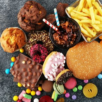 Ilustrasi makanan tidak sehat, kebiasaan mengonsumsi makanan cepat saji dan tinggi gula dapat merusak ginjal. 