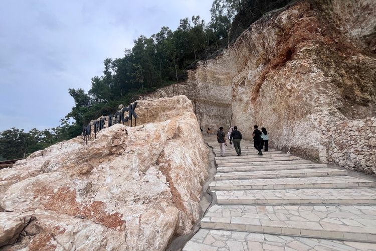 Pintu masuk on the rock dekat Pantai Drini, Gunungkidul