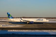 Aksi CEO JetBlue Punguti Sampah Penumpang Selama Penerbangan