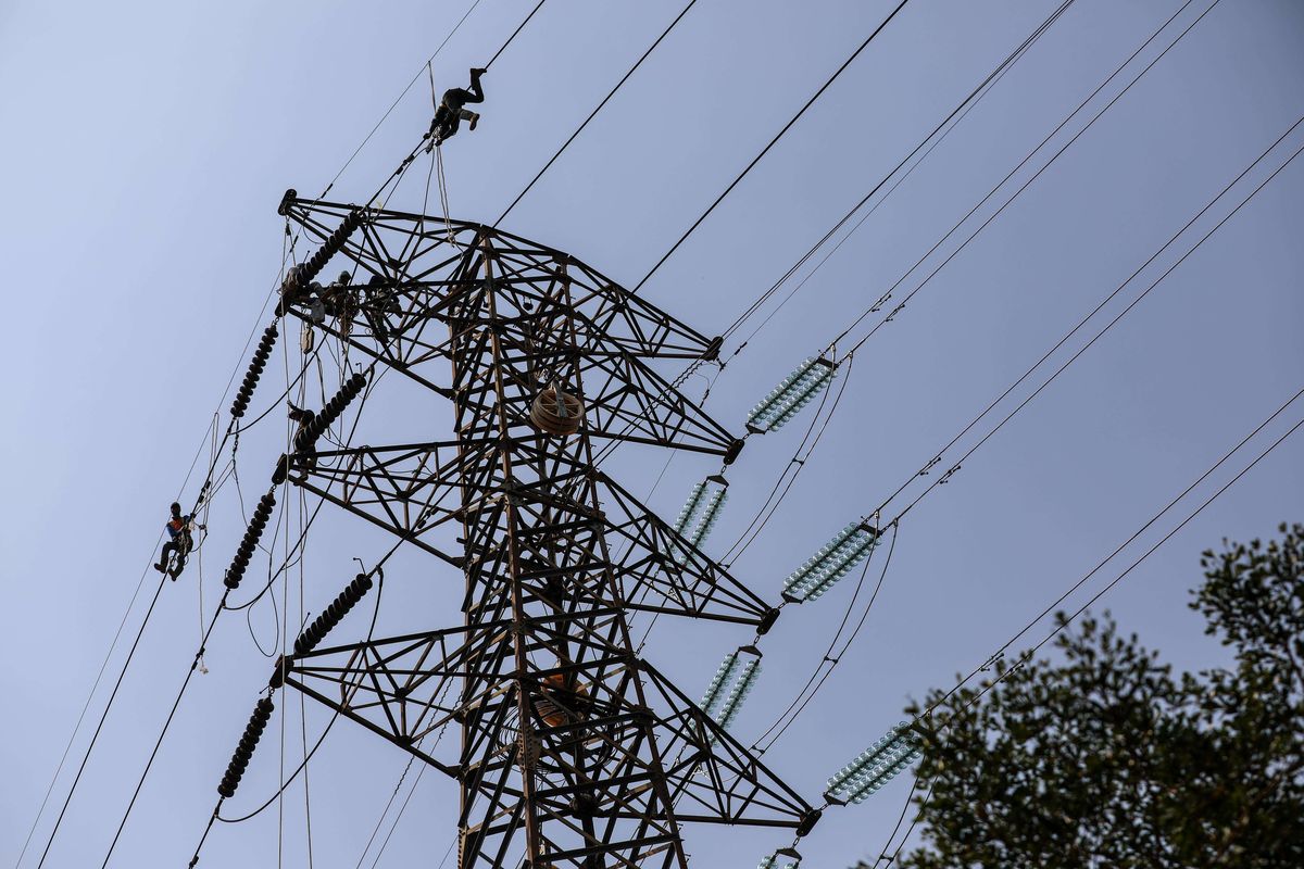 Sejumlah pekerja menyelesaikan pekerjaan rekonduktoring atau penggantian kabel konduktor jalur transmisi SUTT (Saluran Udara Tegangan Tinggi) 150.00 volt (150 kV) dari gardu induk Angke ke Karet lama di kawasan Petamburan, Tanah Abang, Jakarta, Sabtu (27/7/2019). Penambahan jaringan listrik di tujukan untuk memperluas jangkauan distribusi pasokan listrik di Jakarta raya dan sekitarnya serta sekaligus meningkatkan pelayanan terhadap konsumen PT PLN.