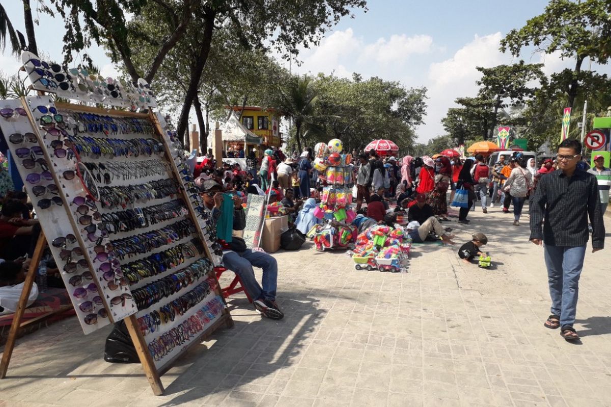 Lapak-lapak dagangan berjejer di dekat pantai Beach Pool, Ancol Taman Impian, Senin (18/6/2018). 